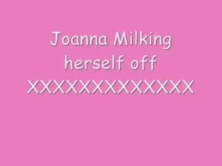 Joanna memerah susu dirinya off